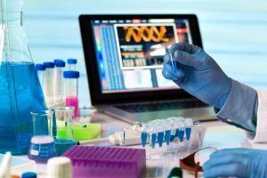 Cibler les mécanismes épigénétiques en cause dans la dépendance à l’alcool, c’est le principe d'une nouvelle stratégie pharmacologique (Visuel Adobe Stock 113562820) Cibler les mécanismes épigénétiques en cause dans la dépendance à l’alcool, c’est le principe d'une nouvelle stratégie pharmacologique (Visuel Adobe Stock 113562820)