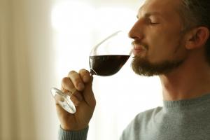 Une consommation très modérée est-elle plus utile que nocive pour la santé ? Ça dépend de l’âge du consommateur... Une consommation très modérée est-elle plus utile que nocive pour la santé ? Ça dépend de l’âge du consommateur...