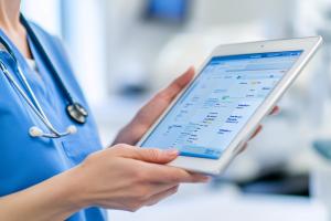 Ces infirmières avec l’aide de l’intelligence artificielle (IA) ont permis de développer un nouvel outil permettant à la fois de sauver des vies, donc de meilleurs résultats pour les patients, et de réduire les hospitalisations, donc de meilleurs résultats pour le système de santé (Visuel Adobe Stock 1147929522) Ces infirmières avec l’aide de l’intelligence artificielle (IA) ont permis de développer un nouvel outil permettant à la fois de sauver des vies, donc de meilleurs résultats pour les patients, et de réduire les hospitalisations, donc de meilleurs résultats pour le système de santé (Visuel Adobe Stock 1147929522)