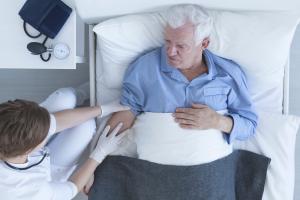 Si le risque cardiovasculaire a largement été documenté avec les formes de COVID sévère, le virus respiratoire syncytial (VRS) peut aussi entraîner chez les personnes plus âgées, hospitalisées pour une infection respiratoire, ce même risque d’événement cardiaque aigu (Visuel Adobe Stock 118068618) Si le risque cardiovasculaire a largement été documenté avec les formes de COVID sévère, le virus respiratoire syncytial (VRS) peut aussi entraîner chez les personnes plus âgées, hospitalisées pour une infection respiratoire, ce même risque d’événement cardiaque aigu (Visuel Adobe Stock 118068618)