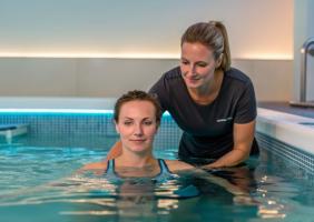 L'étude met en avant les avantages de la thérapie aquatique, un type d’aquagym, pour soigner les muscles mais aussi le mental des personnes qui souffrent de ces douleurs chroniques handicapantes au quotidien (Visuel Adobe Stock 1322240436) L'étude met en avant les avantages de la thérapie aquatique, un type d’aquagym, pour soigner les muscles mais aussi le mental des personnes qui souffrent de ces douleurs chroniques handicapantes au quotidien (Visuel Adobe Stock 1322240436)