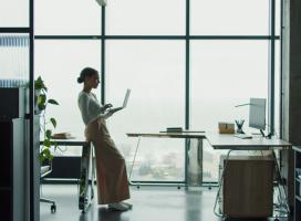 Levez-vous régulièrement, conseille cette équipe qui confirme l’efficacité de ce comportement pour améliorer la santé cardiaque, en particulier après la ménopause (Visuel Adobe Stock 1351508646)