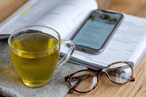 Le thé est associé à des os plus solides chez les femmes âgées (Visuel Adobe Stock 1505624962)