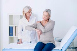 Préciser les conditions de pratique de l’activité physique et identifier les principaux obstacles et facilitateurs de cette pratique, dans le traitement des maladies rhumatismales (Visuel Adobe Stock 158960700) Préciser les conditions de pratique de l’activité physique et identifier les principaux obstacles et facilitateurs de cette pratique, dans le traitement des maladies rhumatismales (Visuel Adobe Stock 158960700)