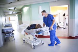 Face à la pénurie de lits de réanimation, de nombreux pays ont ainsi été contraints de recourir au transfert de patients, d’un établissement à un autre, et au cours des pics de l’épidémie, d’un pays à un autre (Visuel Adobe Stock 158978688) Face à la pénurie de lits de réanimation, de nombreux pays ont ainsi été contraints de recourir au transfert de patients, d’un établissement à un autre, et au cours des pics de l’épidémie, d’un pays à un autre (Visuel Adobe Stock 158978688)