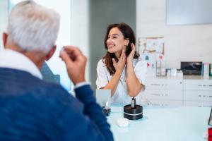 Dans un contexte de vieillissement de la population et de renforcement des politiques de prévention, la santé auditive demeure encore insuffisamment intégrée aux parcours de soins (Visuel Adobe Stock 1685065294) Dans un contexte de vieillissement de la population et de renforcement des politiques de prévention, la santé auditive demeure encore insuffisamment intégrée aux parcours de soins (Visuel Adobe Stock 1685065294)