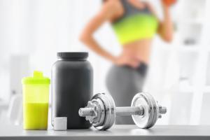 Avaler de grandes cuillères de poudre protéinée (supplément pre-workout) non diluée juste avant une séance de sport -et accessoirement se prendre en vidéo- c’est le « dry scooping », une pratique dangereuse (Visuel Adobe Stock 178752510) Avaler de grandes cuillères de poudre protéinée (supplément pre-workout) non diluée juste avant une séance de sport -et accessoirement se prendre en vidéo- c’est le « dry scooping », une pratique dangereuse (Visuel Adobe Stock 178752510)