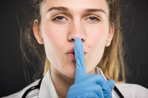 Il n’est pas rare de subir des niveaux de bruit supérieurs à 100 dB équivalant à de la musique forte avec des écouteurs Il n’est pas rare de subir des niveaux de bruit supérieurs à 100 dB équivalant à de la musique forte avec des écouteurs