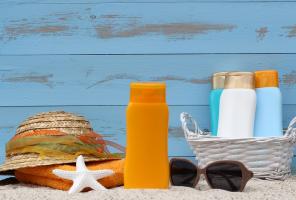 Les écrans solaires, même utilisés de manière optimale pour prévenir les coups de soleil, permettent une excellente synthèse de la vitamine D Les écrans solaires, même utilisés de manière optimale pour prévenir les coups de soleil, permettent une excellente synthèse de la vitamine D