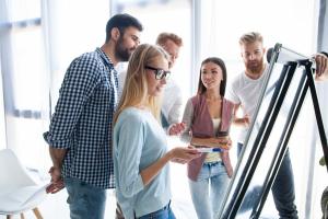 Rester plus souvent et plus longtemps debout durant la journée peut contribuer à prévenir les maladies chroniques (Visuel Adobe Stock 225411951) 