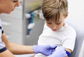 Sans doute parce qu’ils l’expriment moins, l’anxiété et les symptômes dépressifs des enfants qui vont subir une chirurgie sont moins bien pris en compte et dans certains cas négligés (Visuel Adobe stock 226544536)