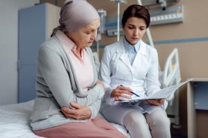 Pour un tiers des patients, les conséquences du cancer sont aussi financières (Visuel Adobe Stock 242427918)