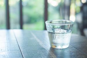 Alors que les études sont plus nombreuses sur le jeûne intermittent, une autre forme de restriction alimentaire trouve de plus en plus d’adeptes : le jeûne hydrique prolongé (Visuel Adobe Stock 263679587)