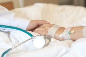 Ce nouvel inhibiteur permet de répondre à un véritable besoin thérapeutique, le traitement actuel par inhibiteurs de la tyrosine kinase empêchant la progression de la maladie, mais permettant rarement d’aboutir à une guérison (Visuel Adobe Stock 267016690) Ce nouvel inhibiteur permet de répondre à un véritable besoin thérapeutique, le traitement actuel par inhibiteurs de la tyrosine kinase empêchant la progression de la maladie, mais permettant rarement d’aboutir à une guérison (Visuel Adobe Stock 267016690)