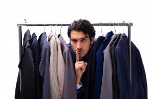 Dans le cas de la kleptomanie aussi, l’impulsion serait également liée à certains stimuli de l’environnement (Visuel Adobe Stock 268507147) Dans le cas de la kleptomanie aussi, l’impulsion serait également liée à certains stimuli de l’environnement (Visuel Adobe Stock 268507147)