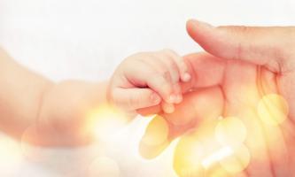 Proposer au bébé un doigt à tenir et sourire pour renforcer l'association entre le toucher et le stimulus visuel (Visuel Adobe Stock 272777450) Proposer au bébé un doigt à tenir et sourire pour renforcer l'association entre le toucher et le stimulus visuel (Visuel Adobe Stock 272777450)