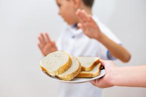 Pour quelle stratégie opter en cas d’allergie alimentaire chez le petit enfant ? (Visuel Adobe Stock 290012757) Pour quelle stratégie opter en cas d’allergie alimentaire chez le petit enfant ? (Visuel Adobe Stock 290012757)