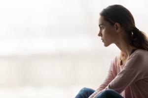 Il existe bien un moment où ces pensées suicidaires culminent au cours de l'année, ainsi qu’une heure de la journée plus « favorable » à ces pensées (Visuel Adobe stock 295090407) Il existe bien un moment où ces pensées suicidaires culminent au cours de l'année, ainsi qu’une heure de la journée plus « favorable » à ces pensées (Visuel Adobe stock 295090407)