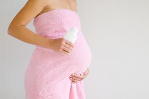 C’est une nouvelle alerte sur les dangers de ces composés chimiques présents précisément dans les produits capillaires et de beauté en particulier pendant la grossesse (Visuel Adobe Stock 306161519) C’est une nouvelle alerte sur les dangers de ces composés chimiques présents précisément dans les produits capillaires et de beauté en particulier pendant la grossesse (Visuel Adobe Stock 306161519)