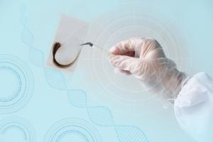 Le blanchiment des cheveux une caractéristique du vieillissement a également été lié au stress psychologique (Visuel Adobe Stock 308320333) Le blanchiment des cheveux une caractéristique du vieillissement a également été lié au stress psychologique (Visuel Adobe Stock 308320333)