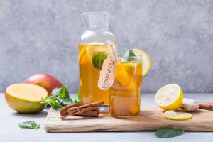 Déjà connu pour ses effets antidiabétiques, le thé Kombucha pourrait également être un allié naturel de la perte de poids (Visuel Adobe Stock 321631248) Déjà connu pour ses effets antidiabétiques, le thé Kombucha pourrait également être un allié naturel de la perte de poids (Visuel Adobe Stock 321631248)