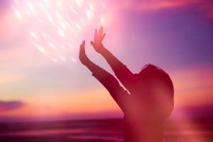 Ce n’est pas la première étude à suggérer que les variations naturelles du rayonnement ultraviolet (UV) influencent la propagation du COVID-19 (Visuel Adobe Stock 330022861) Ce n’est pas la première étude à suggérer que les variations naturelles du rayonnement ultraviolet (UV) influencent la propagation du COVID-19 (Visuel Adobe Stock 330022861)