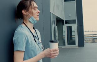 Beaucoup plus de soutien mental est nécessaire pour aider les infirmières en cette possible sortie de la crise sanitaire, et peut-être en amont d’une prochaine vague de rentrée ou d’une future pandémie (Visuel Adobe Stock 335506532) Beaucoup plus de soutien mental est nécessaire pour aider les infirmières en cette possible sortie de la crise sanitaire, et peut-être en amont d’une prochaine vague de rentrée ou d’une future pandémie (Visuel Adobe Stock 335506532)