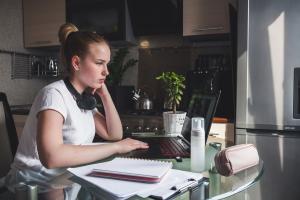 L'analyse révèle sans surprise un très profond mal-être chez ces jeunes avec un impact sur les performances scolaires (Adobe Stock 339489174) L'analyse révèle sans surprise un très profond mal-être chez ces jeunes avec un impact sur les performances scolaires (Adobe Stock 339489174)