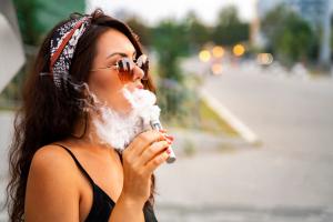 Une utilisation de la e-cigarette chez les jeunes à la hausse, une reprise importante depuis l’accalmie de la pandémie, il s'agit de trouver de nouveaux moyens pour prévenir le vapotage chez les adolescents (Visuel Adobe Stock 366100234) Une utilisation de la e-cigarette chez les jeunes à la hausse, une reprise importante depuis l’accalmie de la pandémie, il s'agit de trouver de nouveaux moyens pour prévenir le vapotage chez les adolescents (Visuel Adobe Stock 366100234) .