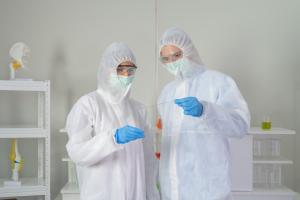 On pourrait penser que les personnels des services d’anesthésie et de soins intensifs (USI) en frontal avec les patients COVID-19 sévères encourent un risque plus élevé d’être infectés (Visuel Adobe Stock 374182371) On pourrait penser que les personnels des services d’anesthésie et de soins intensifs (USI) en frontal avec les patients COVID-19 sévères encourent un risque plus élevé d’être infectés (Visuel Adobe Stock 374182371)