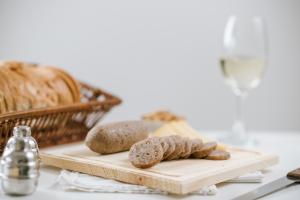 Les céréales complètes devraient être préférées aux céréales raffinées, moins riches en fibres, en vitamines B et E et en minéraux et à l’indice glycémique plus élevé (Visuel Adobe Stock 375881692) Les céréales complètes devraient être préférées aux céréales raffinées, moins riches en fibres, en vitamines B et E et en minéraux et à l’indice glycémique plus élevé (Visuel Adobe Stock 375881692)