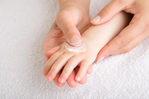 Les hydratants pour la peau sont-ils efficaces à prévenir l'eczéma chez les nourrissons ? (Visuel Adobe Stock 381600545) Les hydratants pour la peau sont-ils efficaces à prévenir l'eczéma chez les nourrissons ? (Visuel Adobe Stock 381600545)