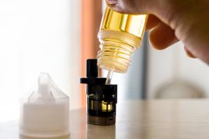 Les cigarettes électroniques sont couramment utilisées pour tenter d'arrêter de fumer, mais sont-elles un dispositif de sevrage efficace respectivement pour les fumeurs de cigarettes classiques et de cannabis ? (Visuel Adobe Stock 395234838) Les cigarettes électroniques sont couramment utilisées pour tenter d'arrêter de fumer, mais sont-elles un dispositif de sevrage efficace respectivement pour les fumeurs de cigarettes classiques et de cannabis ? (Visuel Adobe Stock 395234838)