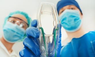 Les fumeurs encourent un risque accru de symptômes plus sévères du COVID-19 que les non-fumeurs (Visuel Adobe Stock 397826876) Les fumeurs encourent un risque accru de symptômes plus sévères du COVID-19 que les non-fumeurs (Visuel Adobe Stock 397826876)