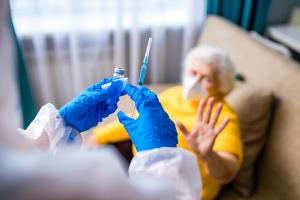 Alors que de plus en plus d'adultes expriment leur l'intention de se faire vacciner contre le COVID, une autre partie de la population affirme plus fortement que ce n'est pas nécessaire (Visuel Adobe Stock 428964897). Alors que de plus en plus d'adultes expriment leur l'intention de se faire vacciner contre le COVID, une autre partie de la population affirme plus fortement que ce n'est pas nécessaire (Visuel Adobe Stock 428964897).