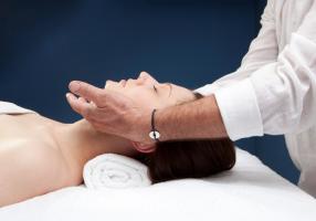 La sophrologie offre des techniques de relaxation particulièrement adaptées pour gérer le stress et apaiser l'esprit (Visuel Adobe Stock 43007914)