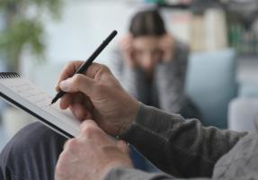 Cette étude révèle comment la douleur et la peur affaiblissent l’emprise de l’esprit sur le corps et détruisent ainsi, le sentiment « d'appartenance de son corps » (Visuel Adobe Stock 441237402) Cette étude révèle comment la douleur et la peur affaiblissent l’emprise de l’esprit sur le corps et détruisent ainsi, le sentiment « d'appartenance de son corps » (Visuel Adobe Stock 441237402)