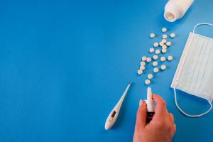 Un spray nasal antiviral contre le COVID-19 promet d'être disponible dès 2022 (Visuel Adobe Stock 434120165)