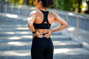 Marcher, bouger, même si c’est douloureux, prévient l’aggravation et la chronicité du mal de dos (Visuel Adobe Stock 474209535)