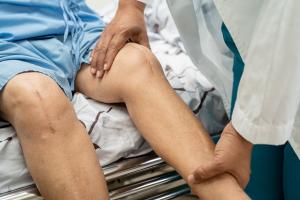 Une perfusion de morphine dans le tibia pendant la chirurgie permet une gestion optimisée de la douleur postopératoire (Adobe Stock 503741712) Une perfusion de morphine dans le tibia pendant la chirurgie permet une gestion optimisée de la douleur postopératoire (Adobe Stock 503741712).