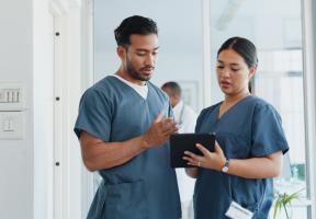 Les infirmières en pratique avancée (IPA) dotées d’une expertise avancée, apportent une contribution indiscutable à l’amélioration de la qualité et de la sécurité des soins (Visuel Adobe Stock 566595863)