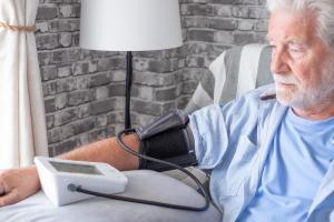 Suivre un traitement pour sa tension artérielle ou souffrir d’une maladie chronique nécessitant un contrôle de la tension artérielle et, a fortiori être âgé de plus de 50 ans devrait inciter à maintenir une surveillance de la pression artérielle à domicile (Visuel Adobe Stock 577095534)). 