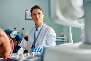 L'ablation précoce – préménopausique- des deux ovaires est susceptible d'accélérer le processus de vieillissement  (Visuel Adobe Stock 614753324)