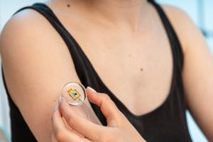 Ce tatouage temporaire analyse la sueur et permet de surveiller à domicile certains biomarqueurs liés à la santé et à la maladie (Visuel Adobe Stock 628890582) Ce tatouage temporaire analyse la sueur et permet de surveiller à domicile certains biomarqueurs liés à la santé et à la maladie (Visuel Adobe Stock 628890582).