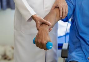 Définie par une chute de la pression artérielle systolique au passage en position debout, avec une sensation de malaise ou de vertige, l’hypotension orthostatique pourrait être liée au risque de démence (Visuel Adobe Stock 638693248)