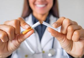 Il n'est jamais trop tard pour arrêter de fumer, y compris pour les personnes atteintes de cancer (Visuel Adobe Stock 800334458) Il n'est jamais trop tard pour arrêter de fumer, y compris pour les personnes atteintes de cancer (Visuel Adobe Stock 800334458)