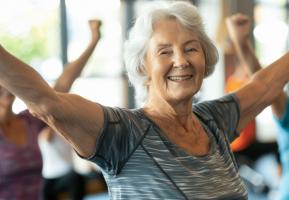 L’activité physique reste un pilier important dans l’accompagnement des personnes âgées, y compris celles atteintes d’Alzheimer (Visuel Adobe Stock 894512113)