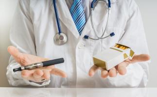 Les fumeurs utilisent de plus en plus les cigarettes électroniques et pour de nombreuses raisons, dans certains contextes où la cigarette classique est interdite, mais aussi pour réduire leur consommation de tabac Les fumeurs utilisent de plus en plus les cigarettes électroniques et pour de nombreuses raisons, dans certains contextes où la cigarette classique est interdite, mais aussi pour réduire leur consommation de tabac