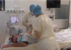 Le décubitus ventral vigile peut être bénéfique aussi chez les patients non intubés souffrant de pneumonie grave suite à l’infection à SARS-COV2 (Visuel Chru de Tours). Le décubitus ventral vigile peut être bénéfique aussi chez les patients non intubés souffrant de pneumonie grave suite à l’infection à SARS-COV2 (Visuel Chru de Tours).