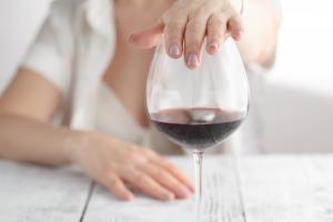 La tendance de la consommation excessive d'alcool est à la hausse chez les femmes, indépendamment du statut parental La tendance de la consommation excessive d'alcool est à la hausse chez les femmes, indépendamment du statut parental